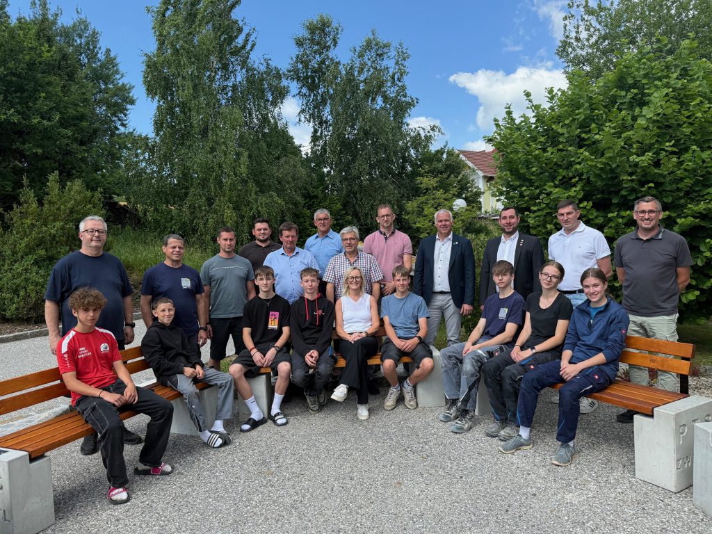 Parkbank für die Gemeinde von den Schülern der PTS Zwettl