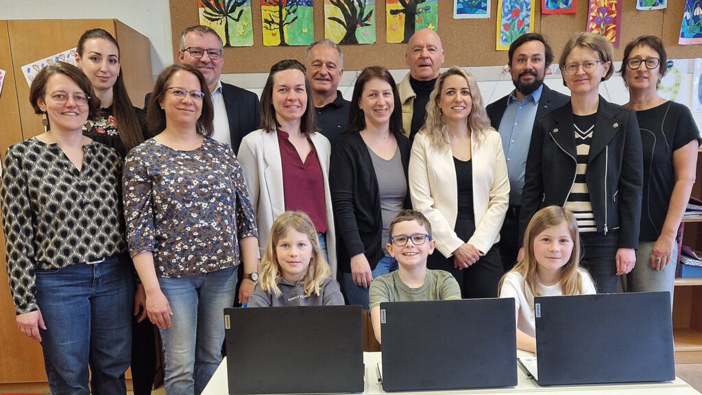 3 Laptops für die Volksschule Kottes-Purk