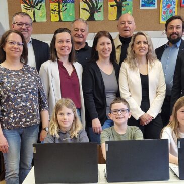 3 Laptops für die Volksschule Kottes-Purk