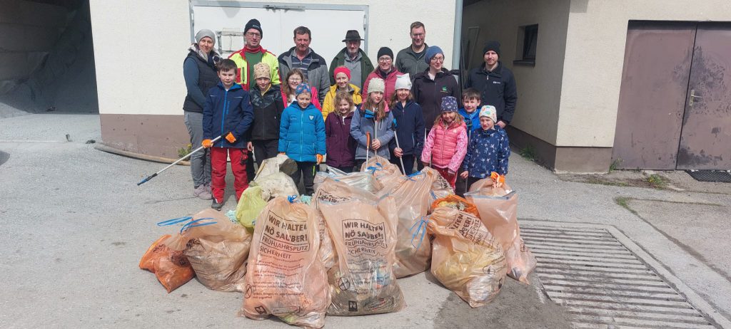 Gemeinsam für eine saubere Gemeinde: Müllsammelaktion in Kottes-Purk